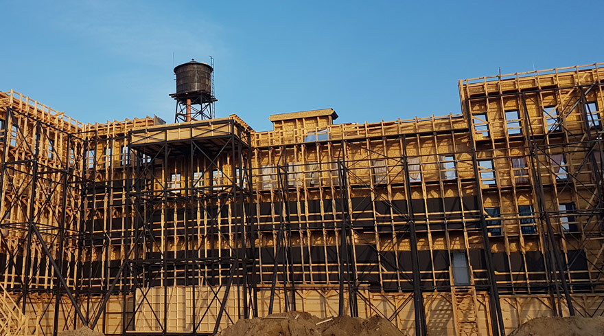 Set structure from the back with old cistern