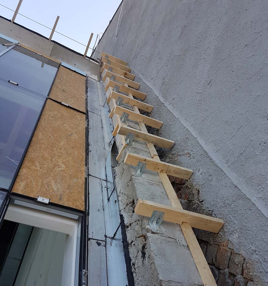 Tető oldala, panorámaablak széle és a tűzfal