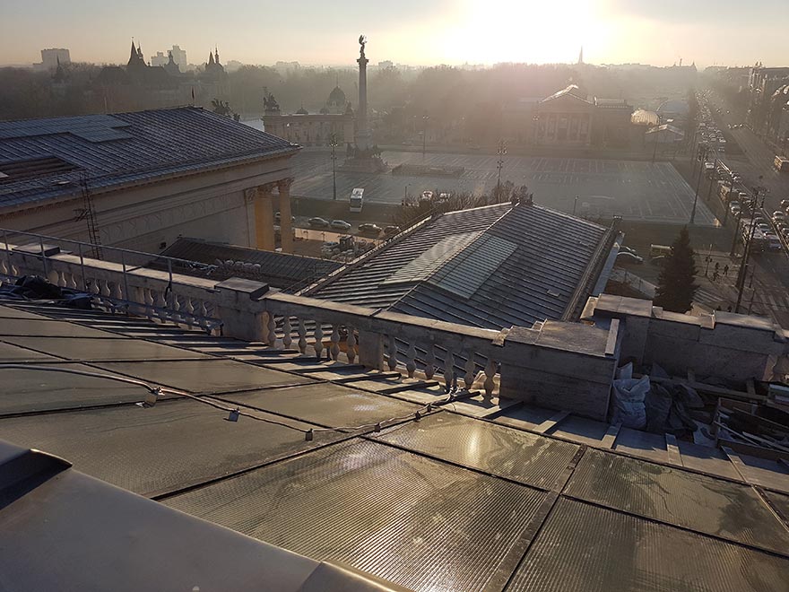 Szépművészeti teteje, háttérben a Hősök tere